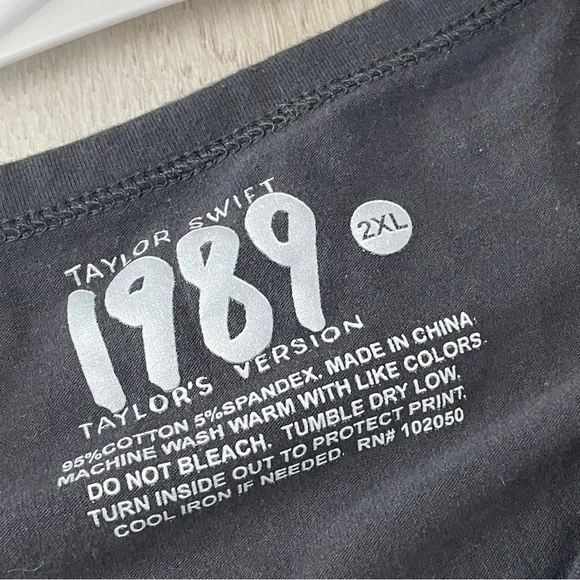 Taylor Swift Tshirt 1989 long sleeve crop womens Black (size 2xl) casual music - Picture 2 of 6